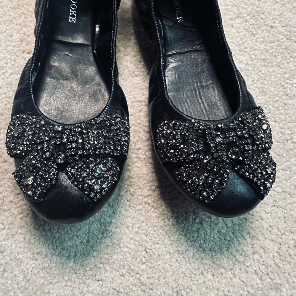 Audrey Brooke - Black Leather Flats